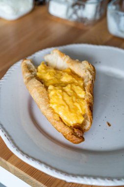 Çırpılmış yumurtalı kruvasan kahvaltısı. Taze pişmiş organik gıda..