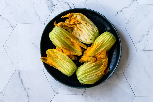 Squash Blossoms cukkini Virágok lemez / Ehető cukkini Virágok lemez. Bioélelmiszerek. — Stock Fotó