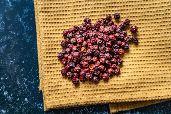 Çiğ Organik Kurutulmuş Ardıç Böğürtlenleri / Kuru Kök Tohumları. — Stok fotoğraf