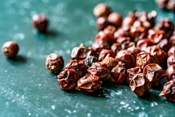 Raw Organic Dried Juniper Berries / Dry Root Berry Seeds. — Stok Foto