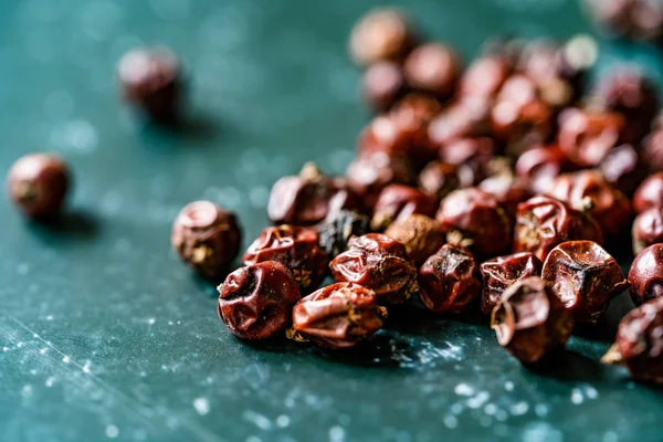 Raw Organic Dried Juniper Berries / Dry Root Berry Seeds. — Stok Foto