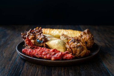Samosas / Samsa, Pakora ve Alo Tikki ile Hint Tavuğu Pakora. Geleneksel Yemek.