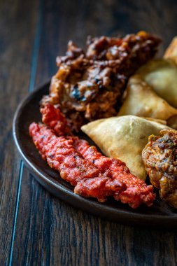 Samosas / Samsa, Pakora ve Alo Tikki ile Hint Tavuğu Pakora. Geleneksel Yemek.