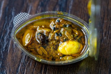 Sarımsaklı Hint Gıda Sosu, kakule, Currants ve Plastik Kutuda Çeşitli Baharatlar / Kutuda. Geleneksel Fast Food.