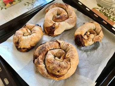 Ev yapımı Türk Rolled Borek / Burek ve fırın tepsisi üzerinde fırın kağıdı ile yuvarlak şekilli. Geleneksel Yemek.