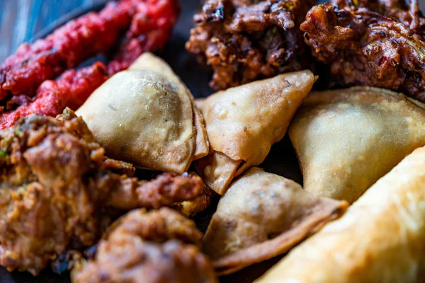 Indian Asian Food Samosas / Samsa with Pakora, Aloo Tikki and Spring Rolls (en inglés). Alimentos tradicionales . —  Fotos de Stock