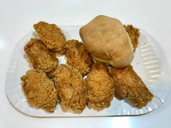 Take Away Spicy Deep Fried Breaded Kentucky Style Chicken Wings with Biscuit Bread on Plastic Tray. Fast Food. — Stock Photo, Image