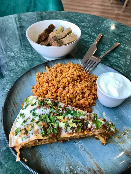 Kayseri Turco Alimentos Yaglama Capas de pan plano con carne molida, yogur y Bulgur / Bulghur arroz Pilav o Pilaf, Pan de maíz. Alimentos ecológicos tradicionales . —  Fotos de Stock