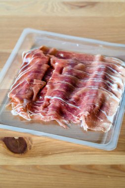 İtalyan Jambonlu Prosciutto Crudo veya Plastik Kutuda Jamon Sosisi / Satılık Konteynır. Yemeye hazır..