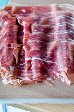 İtalyan Jambonlu Prosciutto Crudo veya Plastik Kutuda Jamon Sosisi / Satılık Konteynır. Yemeye hazır..