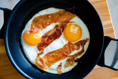 Kahvaltı için Pan 'da jambonlu sahanda yumurta. Yemeye hazır. Organik Gıda.