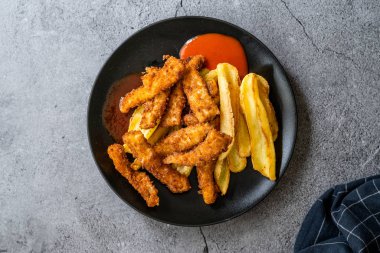 Közlenmiş ve kızarmış deniz kabuğundan yapılmış balık ve patates kızartması. Fast Food.