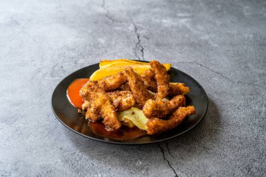 Közlenmiş ve kızarmış deniz kabuğundan yapılmış balık ve patates kızartması. Fast Food.