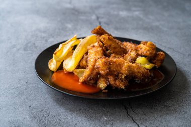 Közlenmiş ve kızarmış deniz kabuğundan yapılmış balık ve patates kızartması. Fast Food.