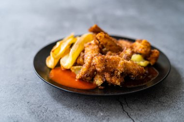 Közlenmiş ve kızarmış deniz kabuğundan yapılmış balık ve patates kızartması. Fast Food.