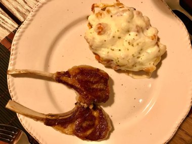 Akşam yemeğinde kuzu pirzola ve salata ile Gnocchi.. 