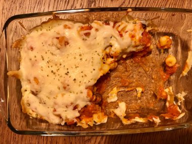 Domates soslu Gnocchi, cam kasede Bechamel ve Parmesan..