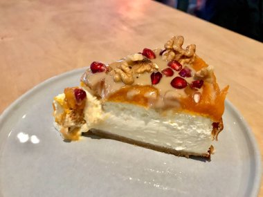Cevizli balkabaklı cheesecake, nar tohumlu ve Tahini / Tahin soslu. Organik Tatlı.