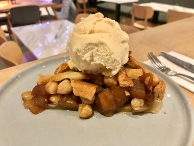 Dondurmalı elmalı turta ve fındıklı sıcak servis. Organik Tatlı.