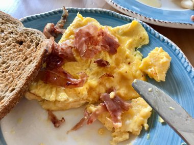 Kahvaltı için ekmek dilimli jambonlu omlet..