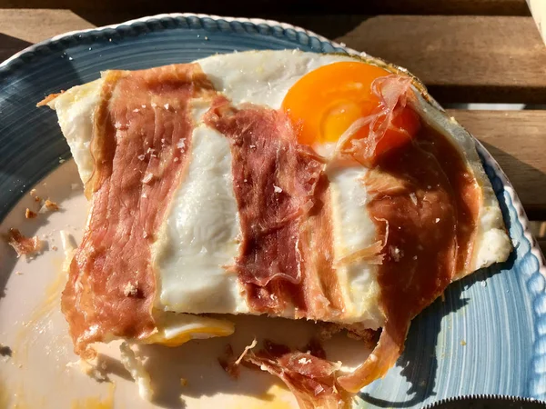 Uova fritte con prosciutto nel piatto della colazione . — Foto Stock