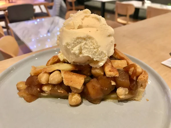 Dondurmalı elmalı turta ve fındıklı sıcak servis..