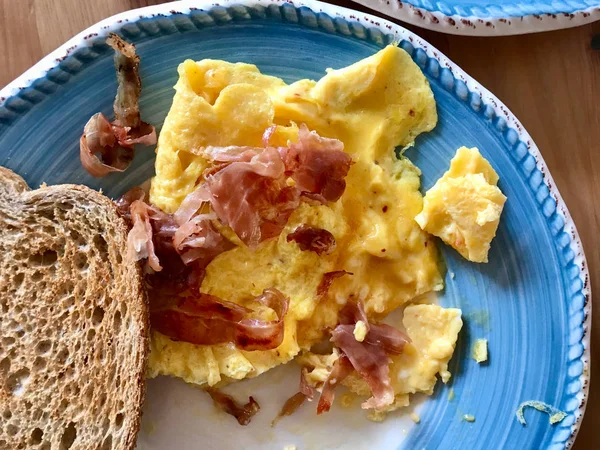 Prosciutto omlett kenyérszelettel reggelire. Bioélelmiszerek. — Stock Fotó