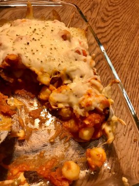 Domates soslu Gnocchi, cam kasede Bechamel ve Parmesan..