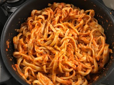 Tagliatelle Makarnası, Pan 'da domates soslu parmesan fesleğeni. Hizmete Hazır.