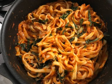 Tagliatelle Makarnası, Pan 'da domates soslu parmesan fesleğeni. Hizmete Hazır.