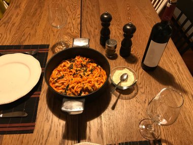 Tagliatelle Makarnası ve Pan 'da domates soslu parmesan fesleğeni. Akşam yemeğinde kırmızı şarapla servis ediliyor. Hizmete Hazır.