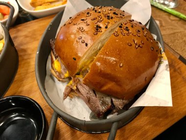 Türk Geleneksel Fast Food Donör Burger ve Çedar Peyniri.
