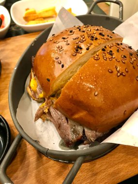 Türk Geleneksel Fast Food Donör Burger ve Çedar Peyniri.