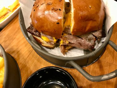 Türk Geleneksel Fast Food Donör Burger ve Çedar Peyniri.