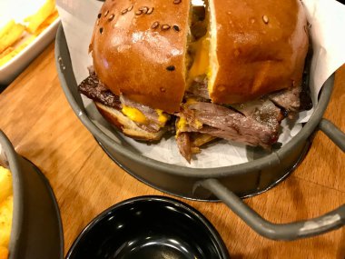 Türk Geleneksel Fast Food Donör Burger ve Çedar Peyniri.