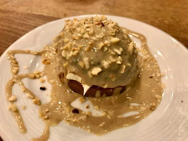 Turkish Hayrabolu Cheese Dessert with Tahini / Tahin Sauce and Hazelnut Powder. Traditional Dessert. — ストック写真