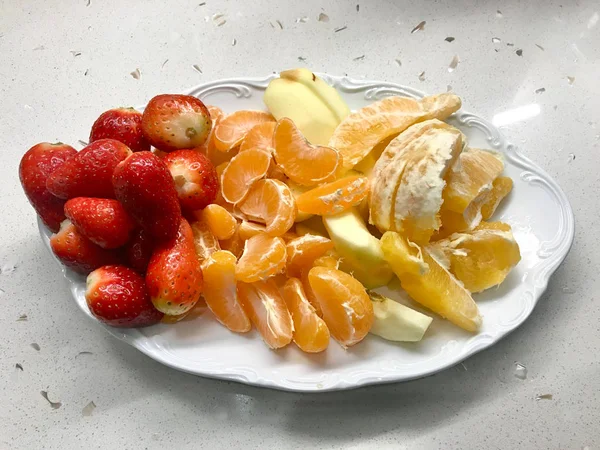 Sağlıklı Organik Lezzetli Lezzetli Çilekli Çiğ Meyve Tabağı, Mandalina Mandarini, Portakal ve Elma Tabağı. Yemeye hazır.. — Stok fotoğraf