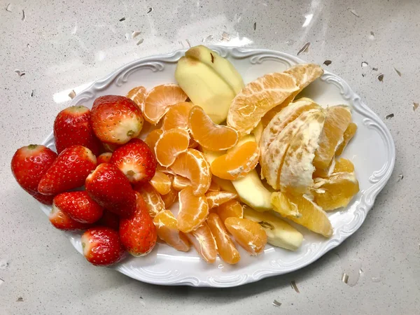 Prato de frutas cru saboroso fresco orgânico saudável com morangos, tangerina mandarim, laranja e maçã na platter. Pronto para comer . — Fotografia de Stock