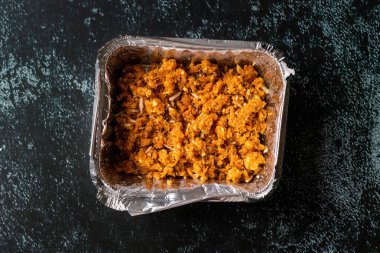Take Away Indian Dessert Gajar ka halwa / Halva, Hindistan 'da yapılan havuç bazlı tatlı pudingidir. Kaju ve badem fıstıklarla süslenmiş ve bir kasede servis edilmiş. Yemek ve Servis İçin Hazır.