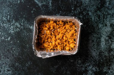 Take Away Indian Dessert Gajar ka halwa / Halva, Hindistan 'da yapılan havuç bazlı tatlı pudingidir. Kaju ve badem fıstıklarla süslenmiş ve bir kasede servis edilmiş. Yemek ve Servis İçin Hazır.