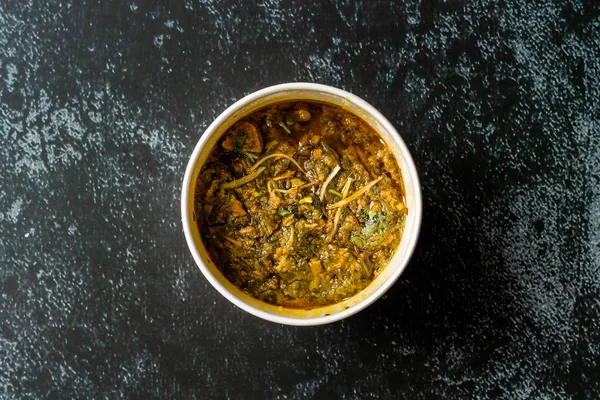 Lleve el paladar indio del cordero de la espinaca del plato en el paquete / el envase plástico de la caja. Listo para comer y servir . — Foto de Stock