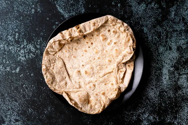 Pan plano indio Chappati plegado estilo lavash listo para comer pan plano. Listo para servir . —  Fotos de Stock