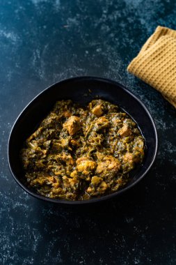 Chappati Düz Ekmekli Hint Ispanağı Kuzu Palası. 