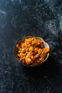 Gajar ka halwa / Halva, Hindistan 'dan gelen havuç bazlı tatlı pudingidir. Kaju ve badem fıstıklarla süslenmiş ve bir kasede servis edilmiş. Geleneksel Tabak.