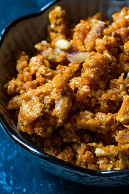 Gajar ka halwa / Halva, Hindistan 'dan gelen havuç bazlı tatlı pudingidir. Kaju ve badem fıstıklarla süslenmiş ve bir kasede servis edilmiş. Geleneksel Tabak.