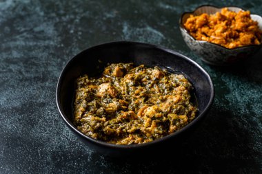 Hint yemeği, Gajar ka Halwa / Helva ile birlikte ıspanaklı Lamb Palak, Hindistan ve Düz Ekmek Chappati 'nin havuç bazlı tatlı pudingidir. Hizmete Hazır.