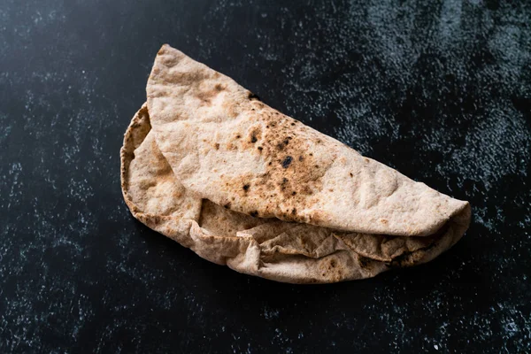 Pão liso indiano Chappati estilo dobrado Lavash pronto para comer pão liso. Pronto para servir . — Fotografia de Stock