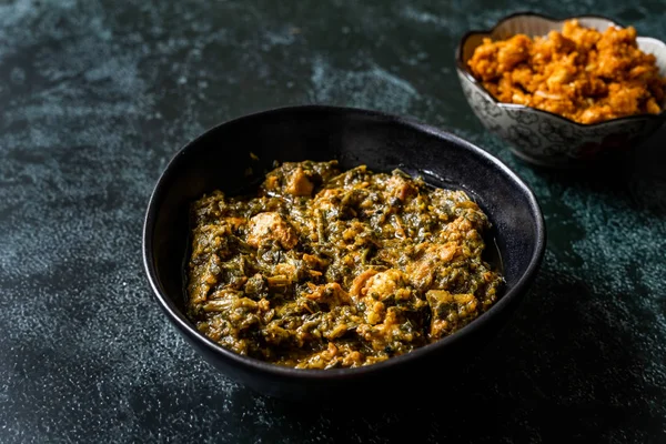 Indisches Gericht Spinat Lamm Palak mit gajar ka halwa / helva ist ein süßer Dessert-Pudding auf Karottenbasis aus Indien und Fladenbrot-Chappati. bereit, zu dienen. — Stockfoto