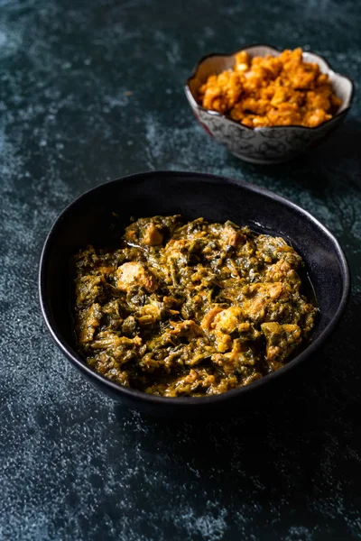 Indisches Gericht Spinat Lamm Palak mit gajar ka halwa / helva ist ein süßer Dessert-Pudding auf Karottenbasis aus Indien und Fladenbrot-Chappati. bereit, zu dienen. — Stockfoto