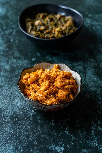Traditionelles indisches Dessert gajar ka halwa / halva mit Spinat-Lammpalak. bereit, zu dienen. — Stockfoto